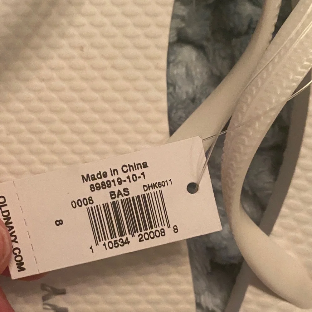 Old Navy Women's White Flip Flop Sandals - Simple Summer Staple - Picture 2 of 3